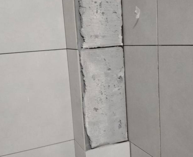 右玉瓷砖空鼓维修公司分享下瓷砖施工前基层浇水润湿程度不足，可能导致以下问题
